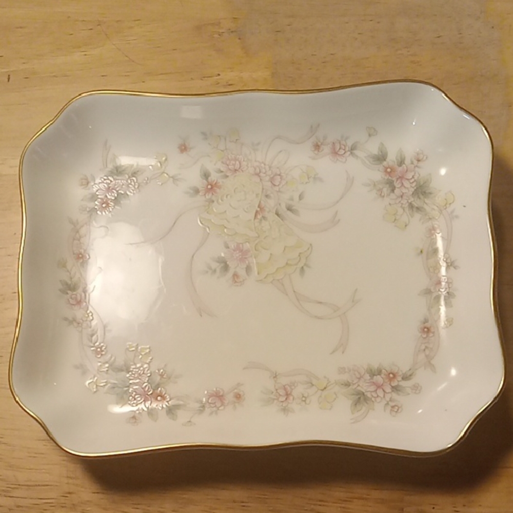 (520) Mikasa Floral Plate with Gold Edge